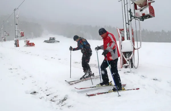 Na SKI Bor so se še med sneženjem lotili priprave smučišča, 
podobno na smučarskem centru Cerkno. Oboji v soboto obljubljajo odlično smuko.