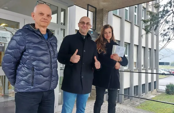 Danijel Maksimović je v sredo po 16 mesecih pripora odšel domov 
(levo ob njem odvetnik Gorazd Gabrič, desno pa odvetnica 
Klaudija Jelenko Gabrič).