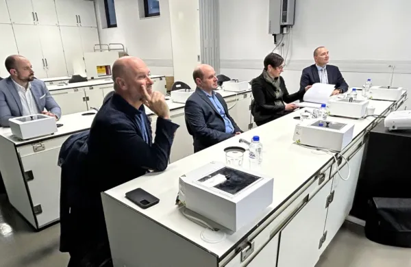 Jože Podgoršek (spredaj) je s sodelavci sedel v klopi organoleptičnega laboratorija IZO ZRS Koper. 