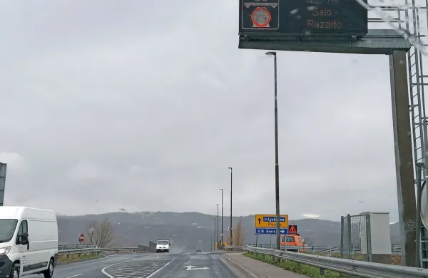 Na Primorskem bo večinoma deževalo, tam bo zapihala šibka do 
zmerna burja, najmočnejši sunki bodo ponekod presegali hitrost 
100 kilometrov na uro