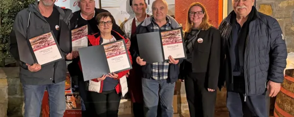 Priznanja za najboljše klobase so prejeli (z leve) Iztok Trček, Denis Kocjančič in Olga Mikuž ter Dario Markežič v imenu sina Marka. 
Priznanja so podelili gostitelj Luka Pucer (v ozadju), podžupanja Mateja Hrvatin Kozlovič in predsednik komisije Zvonko Sedmak.