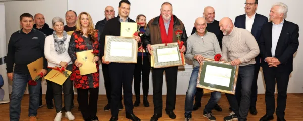 Nagrajenci Zlate oljčne vejice. V ospredju na desni sta šampiona, 
brata Robi in Dario Glavina s Seče, v sredini pa s plaketama  Darko 
Jakomin in Igor Mihalič. 