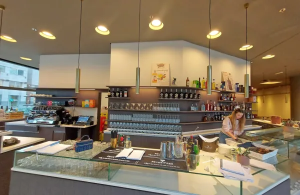 Ekipa je včeraj v kavarni Eda Lounge bara urejala še zadnje 
malenkosti pred današnjim odprtjem.