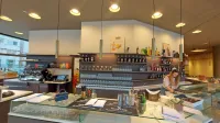 Ekipa je včeraj v kavarni Eda Lounge bara urejala še zadnje 
malenkosti pred današnjim odprtjem.