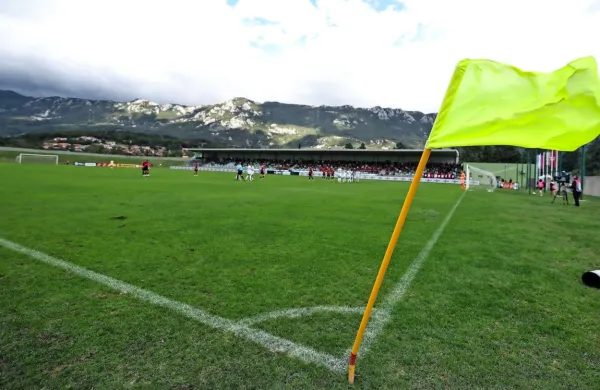 Jesenske tekme  med Primorjem in Olimpijo v Ajdovščini ni 
odpihnilo, včeraj pa je burja preložila primorski obračun.  