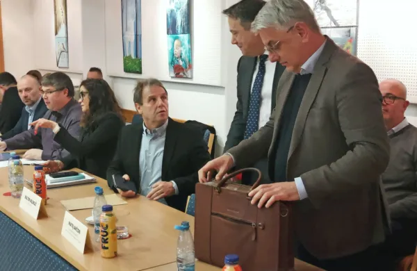 Matjaž Han (v ospredju) in Matej Arčon  sta v Bovec prinesla novico, 
da je država pripravljena plačati gradnjo kaninske gondolske 
žičnice.