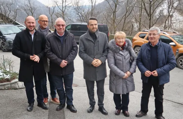 Del poslanske skupine NSi s predsednikom in evropskim poslancem Matejem Toninom po obisku Kolektorja in Hidrie