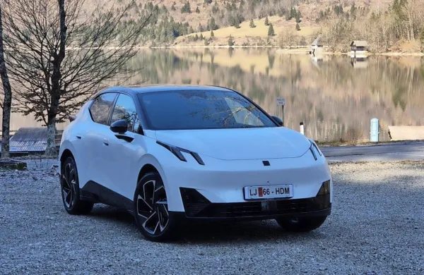 

  Lynk&Co 02 je pri nas na voljo z dvema paketoma opreme, eno 
baterijo in z enim elektromotorjem.