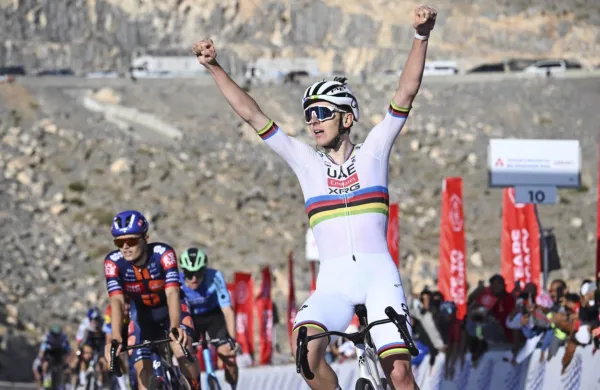Tadej Pogačar (UAE Team Emirates - XRG) je po  zmagi v tretji etapi 
danes cilj prečkal v času zmagovalca in obdržal majico vodilnega 
na dirki.