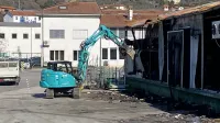  Z bagrom  so odstranjevali tudi ostanke  pločevinaste strehe. 