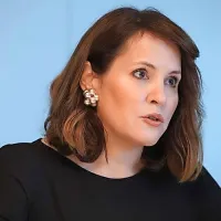 Nina Zidar Klemenčič  naj bi imela na Darsu velik vpliv na 
takratnega predsednika uprave Valentina Hajdinjaka, ki jo je  leta 
2020 kot zunanjo odvetniško pomoč pripeljal na Dars. 