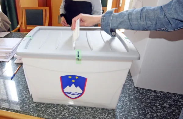 Referendum o dodatku k pokojninam za izjemne umetniške 
dosežke bo test pred naslednjimi parlamentarnimi volitvami, je 
prepričan prvak SDS Janez Janša.