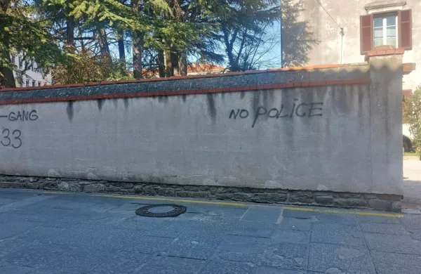 V  zadnjih dneh  se  je  napis  pojavil  tudi na zidu v  Ulici  OF.