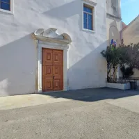 Črne zmazke  na  pročelju  dvorane  sv.  Frančiška  Ašiškega  so  
prekrili.
