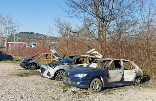 Po  nočnem  požigu  so  na  makadamskem  parkirišču  zdaj  tri  zažgana  vozila.  