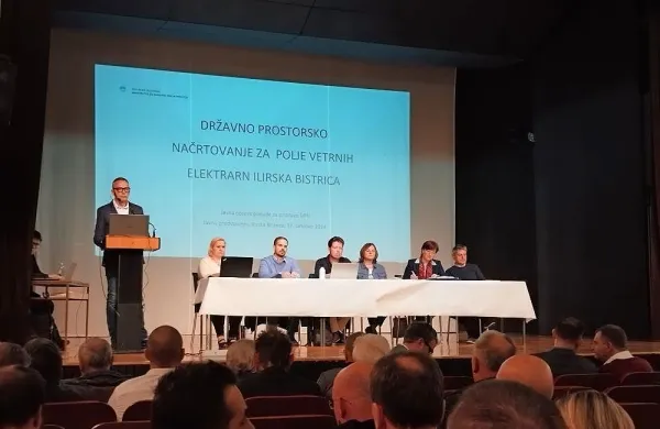 Na predstavitvi načrta za polje vetrnih elektrarn je Mateja Klinar 
(druga z desne) z ministrstva za okolje in prostor izrazila dvom o 
smiselnosti nadaljevanja postopka glede na veliko nasprotovanje 
javnosti. Ministrstvo sedaj postopke očitno vodi naprej. 