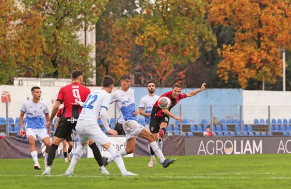 Prizor je z druge medsebojne tekme v novogoriškem športnem 
parku, kjer so se Ajdovci in Lendavčani razšli z neodločenim 
izidom 1:1. Kako bo danes?