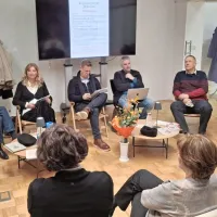 Na domoznanskem večeru so sodelovali (sedijo z leve): dr. 
Salvator Žitko, prof. dr. Vesna Mikolič, izr. prof. dr. Gregor Pobežin, 
izr. prof. dr. Jonatan Vinkler, Zlatko Gombar in  prof. dr. Marko 
Marinčič. 