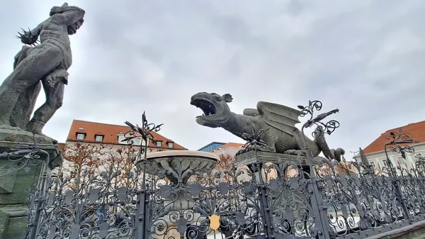 Mitološka pošast sredi Novega trga je simbol mesta