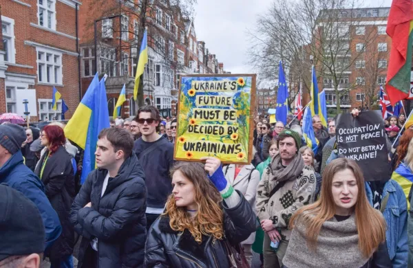 Na  demonstracijah v podporo Ukrajini se je v Londonu zbralo veliko ljudi. 