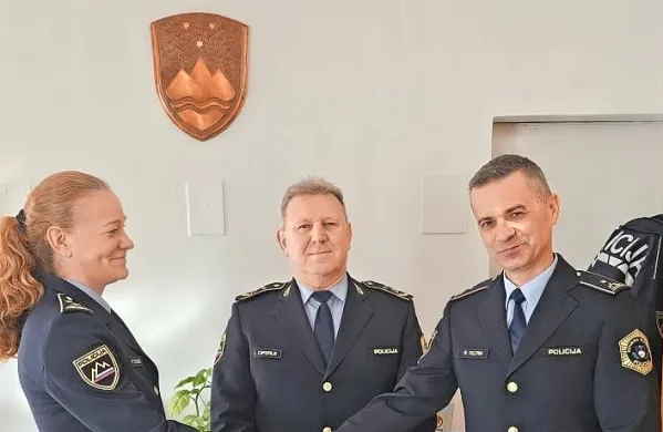 Petkovo primopredajo poslov med Heleno Tomaževič Talić in 
Robertom Feltrinom (desno) je spremljal namestnik generalnega 
direktorja policije Igor Ciperle (na sredini).
