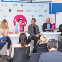 Projekt Pika Team so na današnji novinarski konferenci predstavili 
(z leve) voditelj Dean Jelačin, trenerja Lara Maretič in Martin 
Krašek, predsednik KD Rog Andrej Hauptman, predstavnik Mastercarda Luka Brstovšek in predsednik uprave Dinita Primož 
Patru.