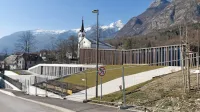 Arhitekturno zanimiva športna dvorana  čaka na popravilo ostrešja, otroci pa na telovadbo v njej. 