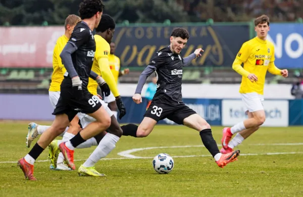 Fran Tomek (v sredini) je Koper v Šiški zgodaj popeljal v vodstvo, 
a je Bravo izid preobrnil.