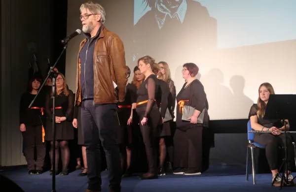 Režiser in scenarist Dušan Moravec je Idrijčane na hvalnici Idrijski 
knjigi pozval, naj bodo pri svojem kulturnem ustvarjanju bolj 
ambiciozni.
