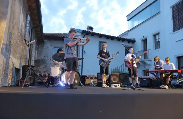 Na poletni šoli Zgrabi zvok  imajo udeleženci priložnost  nastopiti tako na t.i. jam sessionih kot tudi na odru 
festivala MareziJazz.