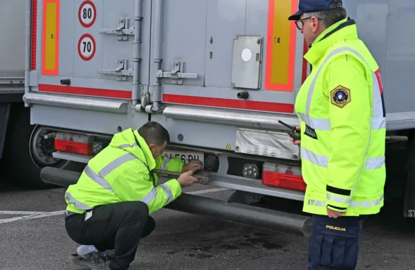 Policisti so v nadzorih avtobusov in tovornih vozil ugotovili vrsto 
kršitev. Fotografija je iz arhiva.
