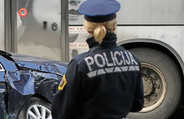 Policist naj bi bil s smrtjo grozil najmanj dvema sodelavkama 
policistkama.