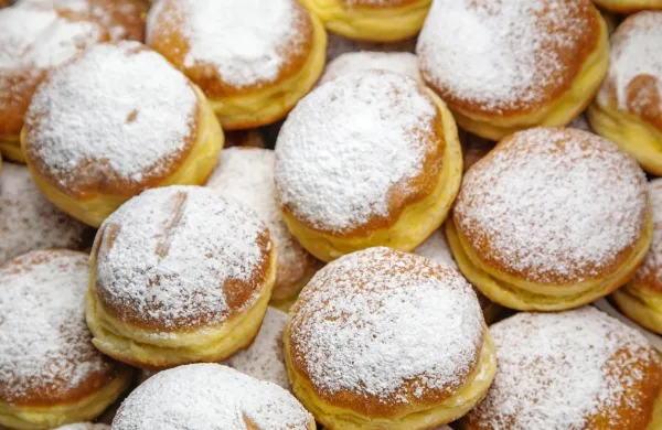 Najbolj priljubljen  ostaja tradicionalni krof z marelično marmelado in sladkornim posipom.