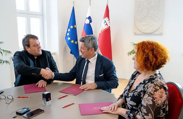 Minister  Simon  Maljevac, župan  Igor  Marentič  in  direktorica Doma 
upokojencev Postojna Nastja Belcer Premrl  (z leve)  so včeraj 
podpisali  pismo  o  nameri  za  nov  dom.   