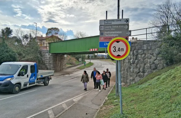 Popoldne so znova odprli lokalno cesto pod železniškim nadvozom v Solkanu.  