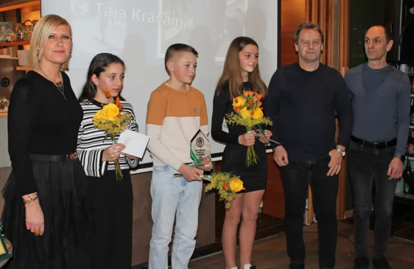 Z leve: Denise Šuler Rutar,  Uršula Ema Ostan, Tevž Kravanja, Taja Kravanja, Valter Mlekuž in Vasja Vitez. 