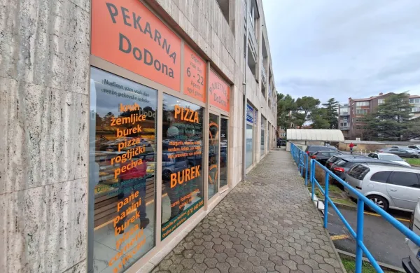  Pred prenovo je v prostoru, kjer je zdaj pekarna, delovala kavarna, 
torej gostinski objekt. Pekarna pa je klasificirana kot industrijski 
objekt.