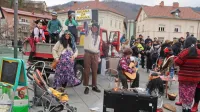 V pustni prestolnici Grapa, pravzaprav Idrija, so se odlično počutili 
domačini in priseljenici. Cigana za župana pa še ne bodo dobili, ker 
se bo kmalu vrnil predpustni župan.