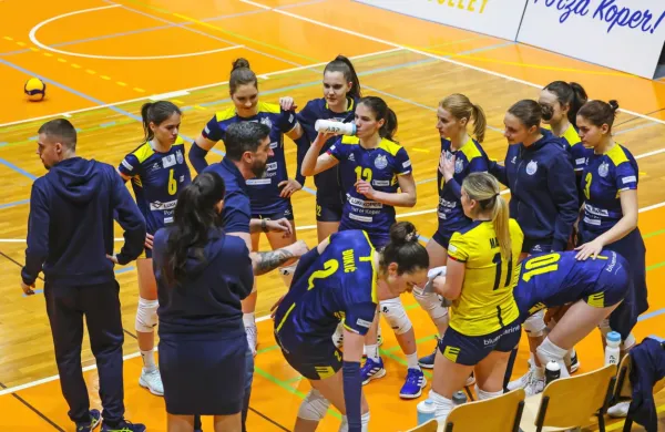 Koprčanke so bile blizu presenečenja, a na koncu je vseeno slavil 
Calcit Volley.