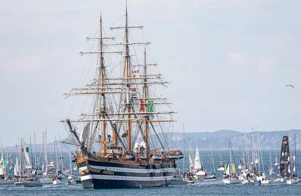 &Scaron;olsko ladjo Amerigo Vespucci so pričakale jadrnice in velika množica