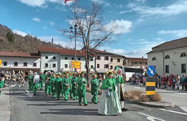 Kobariški pust je spremljala Tminska pustna muzika.