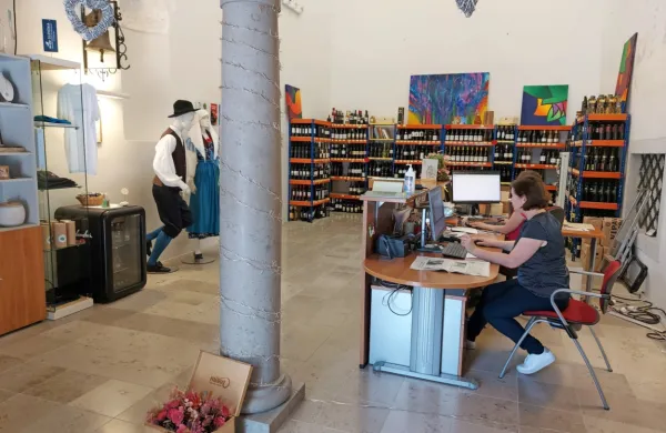 Dela v zavodu se pred začetkom nove turistične sezone ne manjka, a je 
v trenutnih razmerah precej oteženo.  