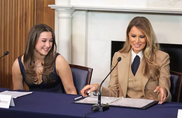 Ameriška prva dama Melania Trump je  odprla predlog zakona za 
zaščito pred spletnimi objavami globokih ponaredkov pornografije.