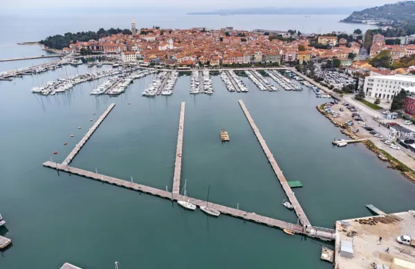 V CI so kot  nesprejemljivo  označili določbo, da se lahko  med 
valobranom in carinskim pomolom poveča število priveznih mest 
za komunalne in dnevne priveze marine. 