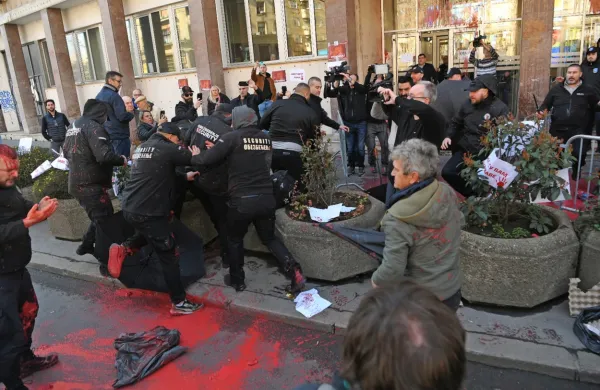 Pred beograjsko mestno skupščino je prišlo do pretepa med 
protestniki in varnostniki.