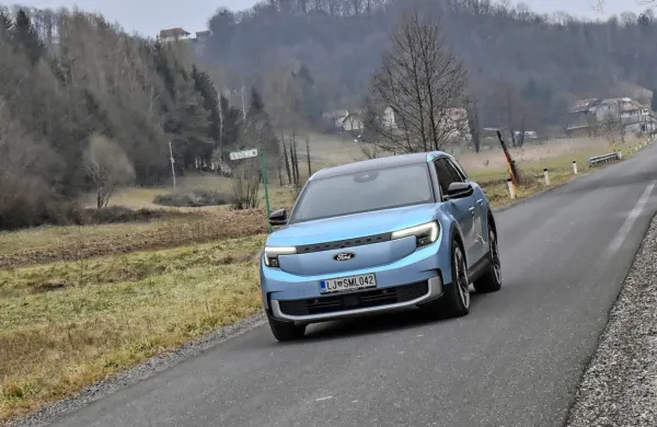 Ford je naziv explorer uporabil za povsem nov avtomobil, ki je bil razvit in izdelan skupaj z nemškim 
partnerjem.

