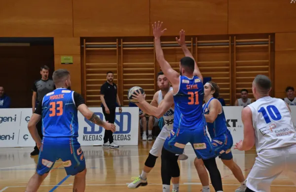 Novogoriški kapetan Žan Petejan je v dvoboju težkokategornikov  
v boju za žogo opravil ogromno fizičnega dela, enajstkrat pa je tudi 
zadel. 