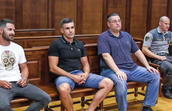  Aris Alibašić, Gregor Setnikar, Enis Kočan (na fotografiji z leve, ob 
njih desno pravosodni policist) so se srečali na sodišču  poleti 2022,  
Aleksandra Vettorazzija pa na sodišče ni bilo že od junija 2021, ko 
je senat njemu, Alibašiću in Setnikarju odpravil pripor.  