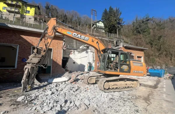 Zahtevno prenovo stikališča v   HE Doblar 1 so začeli z rušenjem 
objekta nekdanjih delavnic.