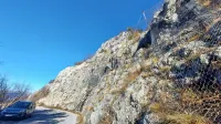 Na cesti na Nanos so za 2,5 milijona evrov pred skalnimi podori zaščitili najbolj izpostavljene dele trase,  a 
previdnost pred padajočim kamenjem ni odveč.